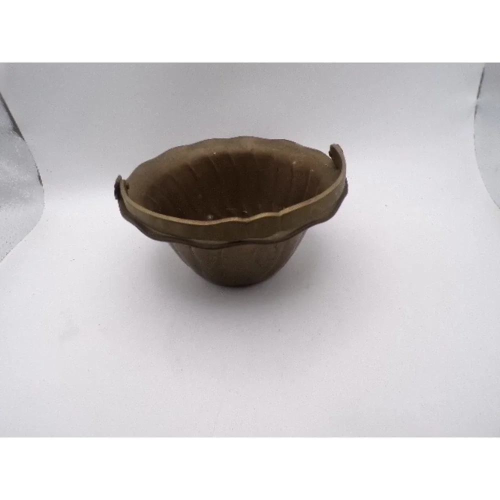 Vintage Brass Decorative Basket Small Flower Petal Rim Handle Accent Piece‎